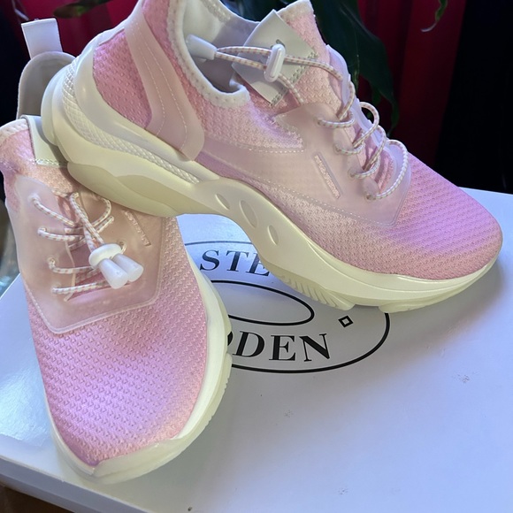 STEVE MADDEN Tennis Shoes. Size 9 NEW - Picture 1 of 3